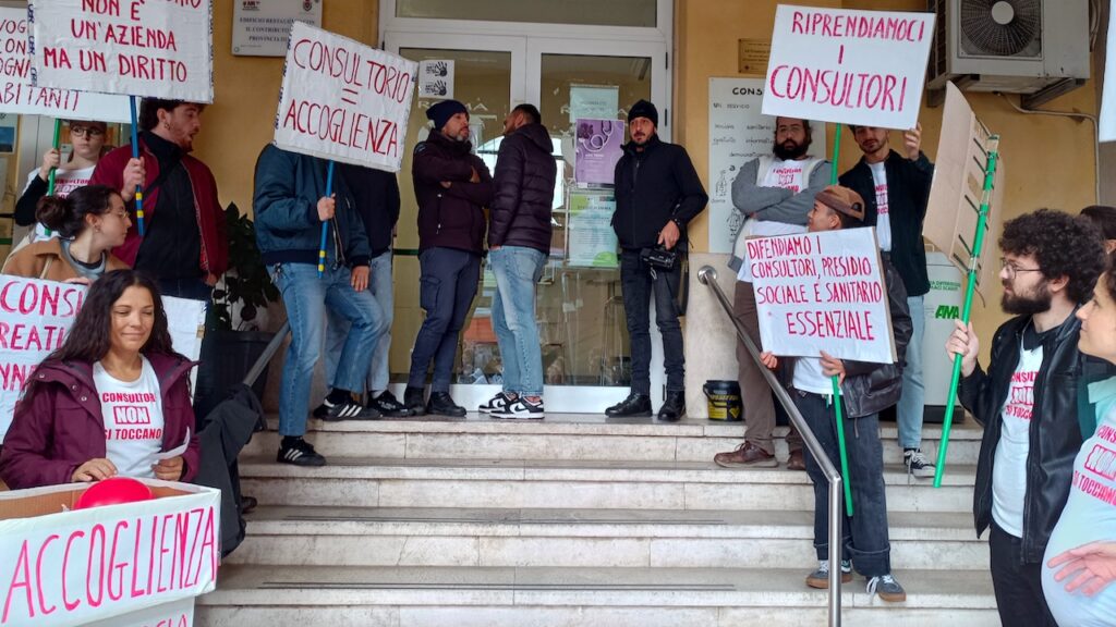 Roma, occupazione simbolica al consultorio della Garbatella: "Il consultorio non si tocca" 