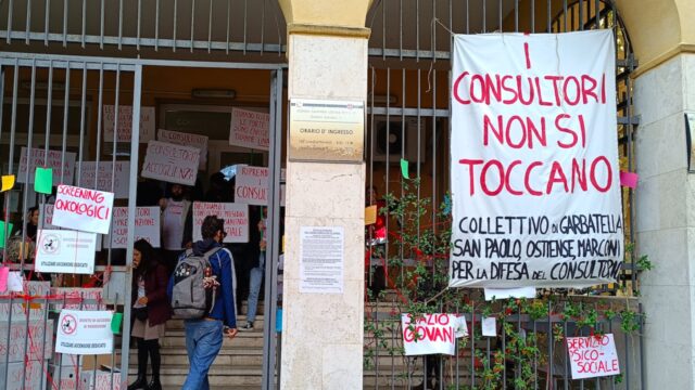Roma, occupazione simbolica al consultorio della Garbatella: 