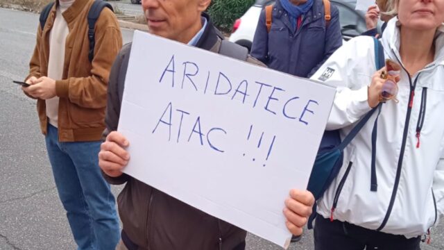 Protesta dei pendolari Roma Nord e Roma Lido sotto la sede Cotral: 