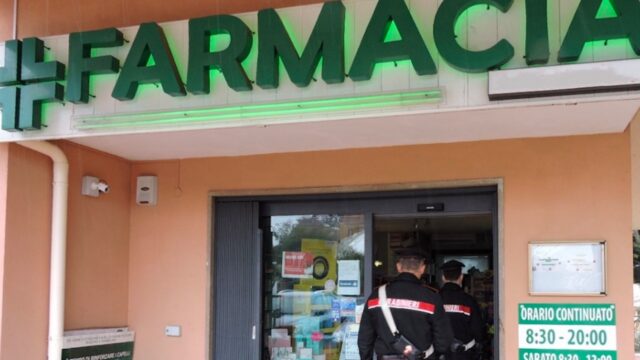 Rapina in farmacia a Roma, minacciano il medico con una siringa insanguinata e si fanno consegnare l'incasso