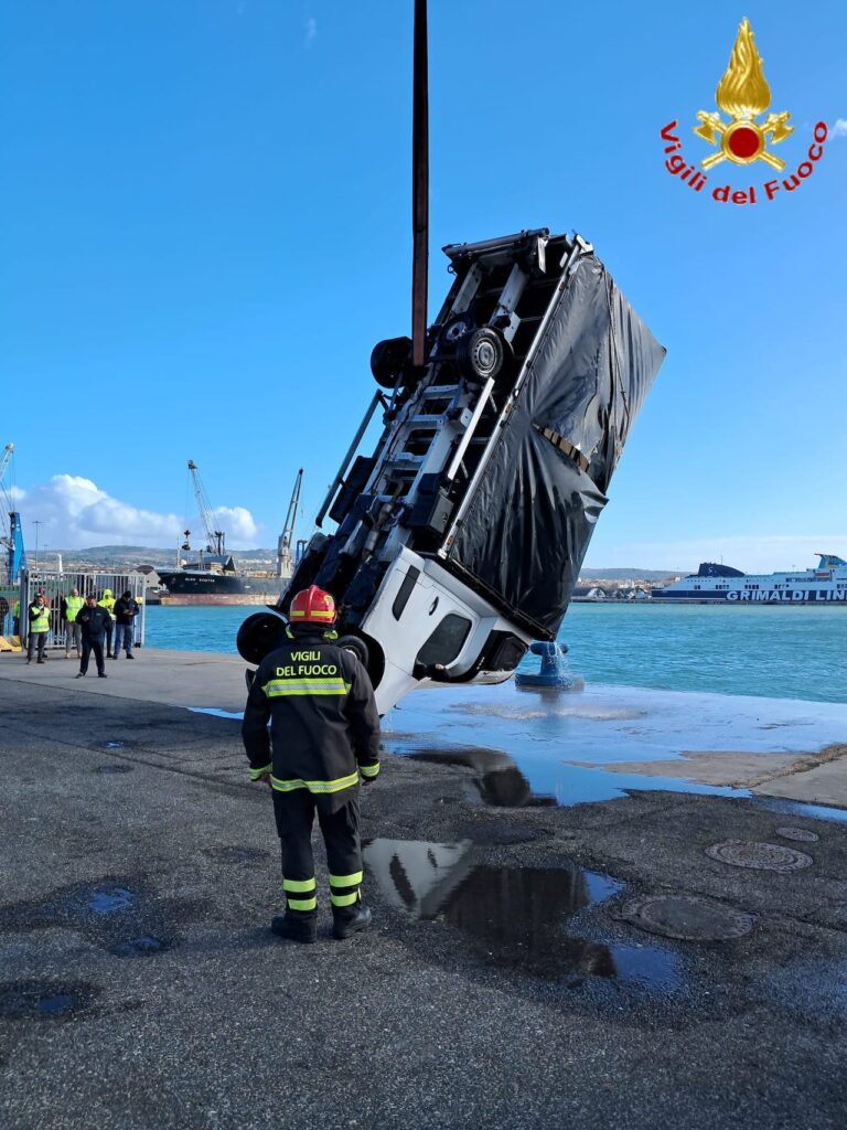 recupero furgone caduto in mare porto civitavecchia