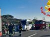 Roma, scontro tra pulmino di turisti americani e tir sulla A12: un morto e quattro feriti gravi
