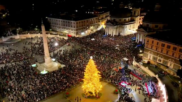 A piazza del Popolo acceso l'albero di Natale di Roma, la parola Pace nelle luminarie di via del Corso