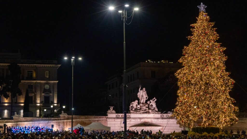 A piazza del Popolo acceso l'albero di Natale di Roma, la parola Pace nelle luminarie di via del Corso