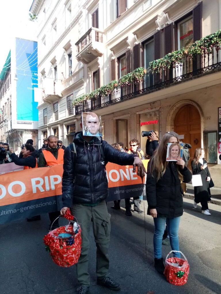 Blitz degli ambientalisti a Roma, con maschere di Meloni e Fontana bloccano via del Corso