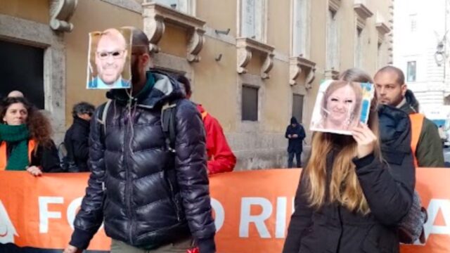 Blitz degli ambientalisti a Roma, con maschere di Meloni e Fontana bloccano via del Corso