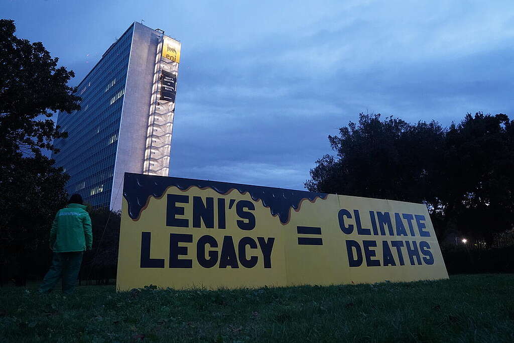 Blitz degli ambientalisti di Greenpeace a Roma, scalano palazzo all’Eur e calano striscione