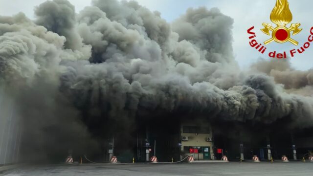 Incendio Malagrotta, rifiuti in fiamme nell’impianto tmb. Protezione civile: finestre chiuse entro 1 km