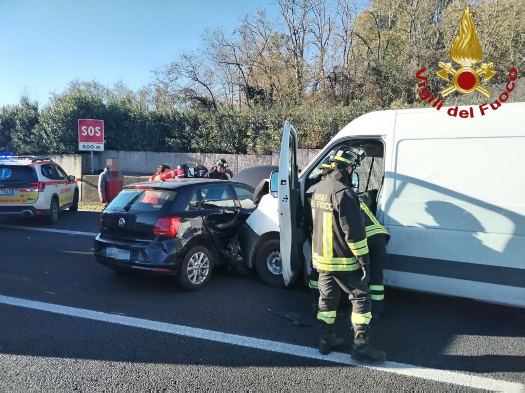 Roma, grave incidente tra sei mezzi sul Gra: un morto e due feriti