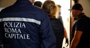 Ristorante abusivo in un palazzo ad Ostia: scoperto dopo le segnalazioni dei condomini “odori nauseanti”