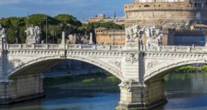 Minaccia di lanciarsi da ponte Vittorio Emanuele: passanti intervengono e salvano ragazza a Roma