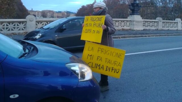 Nuovo blitz di Ultima Generazione a Roma, ambientalisti bloccano il traffico su ponte Mazzini
