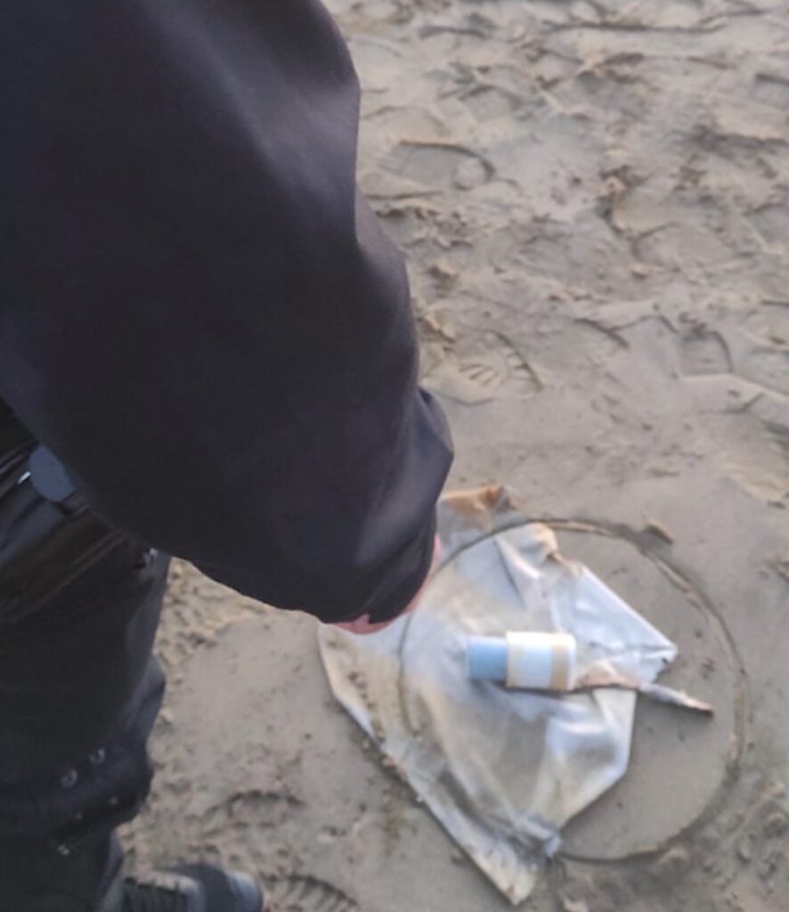 Roma, passante trova petardo inesploso sulla spiaggia a Nettuno: intervengono gli artificieri