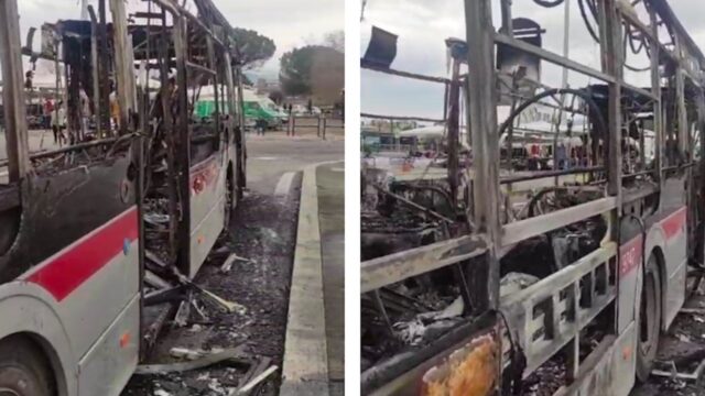 Roma, bus in fiamme al capolinea di Anagnina: danneggiate anche 3 auto