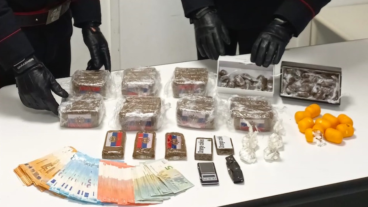 Roma, oltre 4 kg di droga nell’appartamento bunker ad Ardea: in manette 24enne