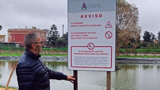 Fiumicino, nel parco di Villa Guglielmi vietato dare cibo agli animali: arrivano i cartelli