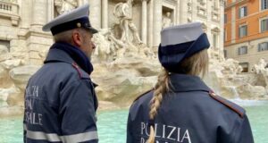 Aggredisce la ex davanti alla Fontana di Trevi: turista presa per il collo e colpita dopo il rifiuto di tornare insieme