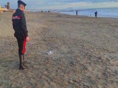 Roma, passante trova petardo inesploso sulla spiaggia di Nettuno: intervengono gli artificieri