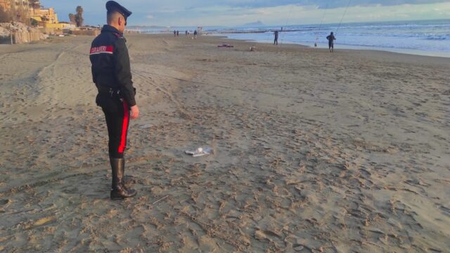 Roma, passante trova petardo inesploso sulla spiaggia di Nettuno: intervengono gli artificieri