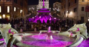 Roma, piazza di Spagna si colora di rosa per il Giro d'Italia 2024