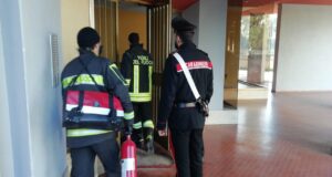 Incendio in un appartamento a Roma, intossicata 91enne: probabile cortocircuito