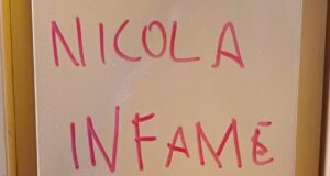Municipio Roma VI: “Franco Nicola infame”, negli uffici la scritta contro il minisindaco delle Torri
