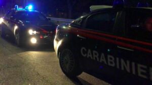 Furto nella notte e fuga su furgone rubato: 19enne arrestato a Roma, caccia ai complici