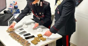 Panetti di hashish e cocaina nascosti in cantina: 56enne in manette a Roma