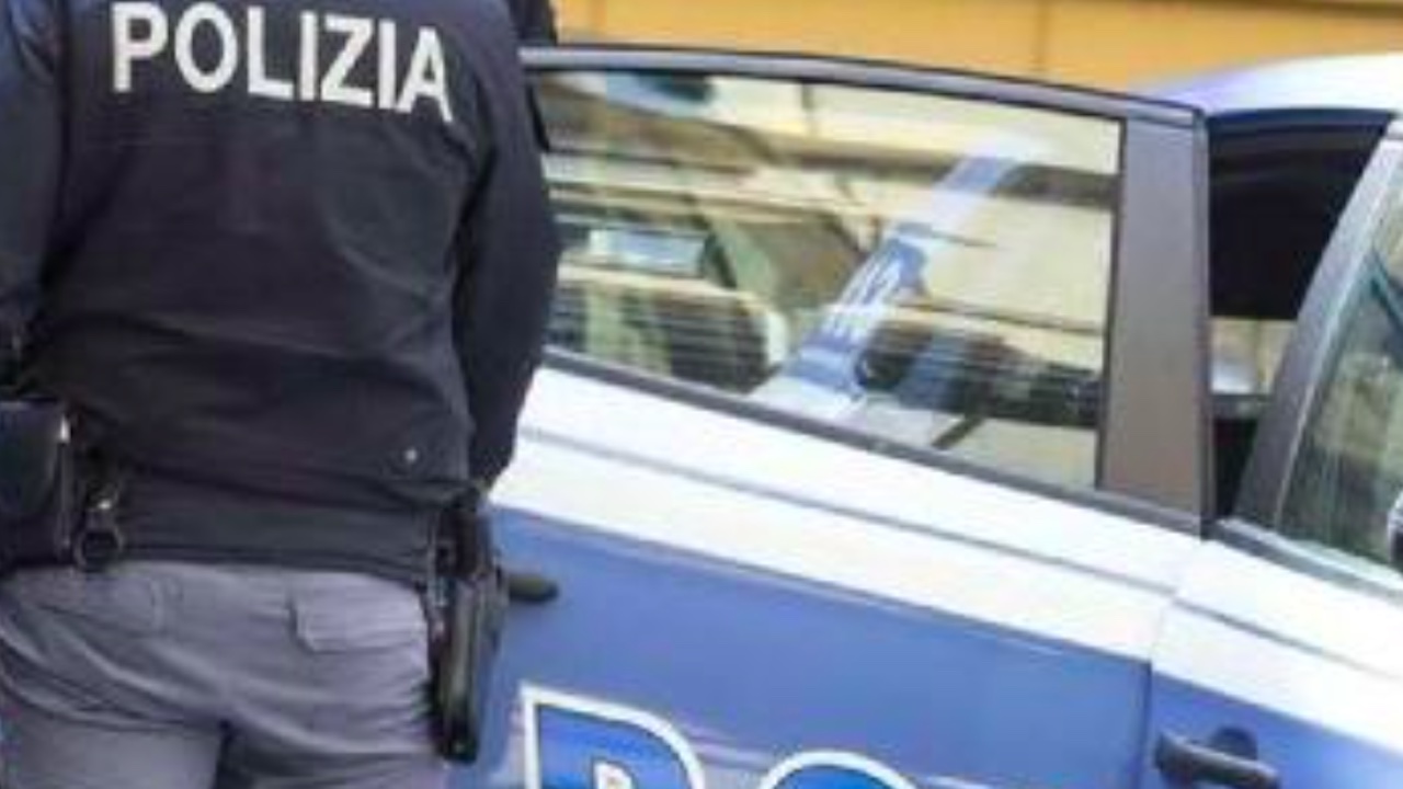 Roma, minacciano un ragazzo con un coccio di bottiglia per prendergli il monopattino: 2 arresti a Nettuno