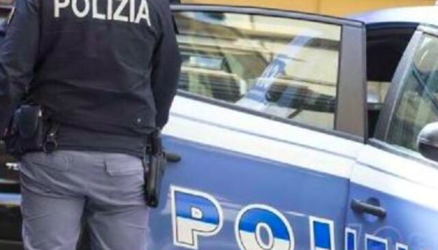 Roma, ragazza derubata a San Lorenzo: “Ho paura, non c’è sicurezza nemmeno nel portone di casa”