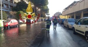 Roma, strada allagata a Torre Maura: chiusa via Silicella
