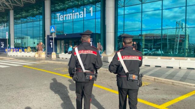 Fiumicino, shopping in aeroporto senza pagare: denunciati 4 viaggiatori e recuperati profumi per 1.500 euro