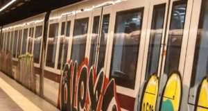 Tragedia sfiorata a Roma, corre nella galleria della metro tra 2 stazioni: fermato