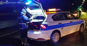 Incidente a Villaggio Prenestino, scontro tra auto e scooter: feriti due 30enni