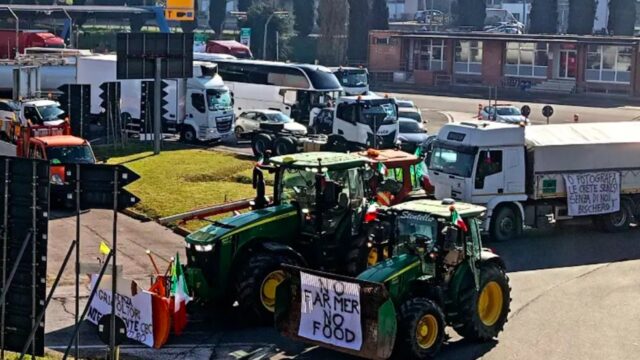 Nuova protesta degli agricoltori ad Orte, verso la mobilitazione a Roma: decine di trattori al casello