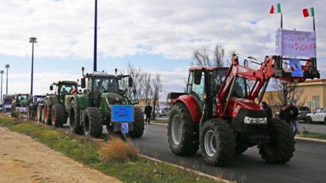 Protesta trattori, corteo blocca via Nomentana: 