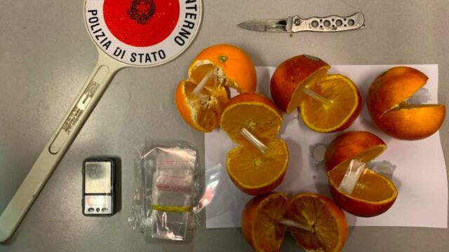 In moto a Roma con la droga nello zaino: pusher nasconde le bustine di shaboo nelle arance