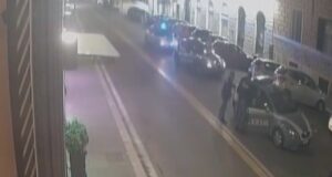 Scoperto a rubare nell’auto scappa: ladro inseguito e arrestato alla stazione Termini
