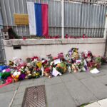 Fiori e candele davanti all'Ambasciata di Mosca a Roma1