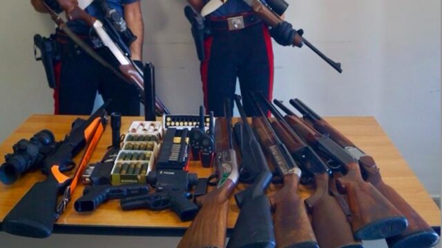 Pistole nelle scatole per scarpe e fucile sotto il letto del figlio: 165 armi sequestrate e ritirate