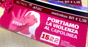 A Roma il numero antiviolenza 1522 sui biglietti metro e bus: “Portiamo la violenza al capolinea”