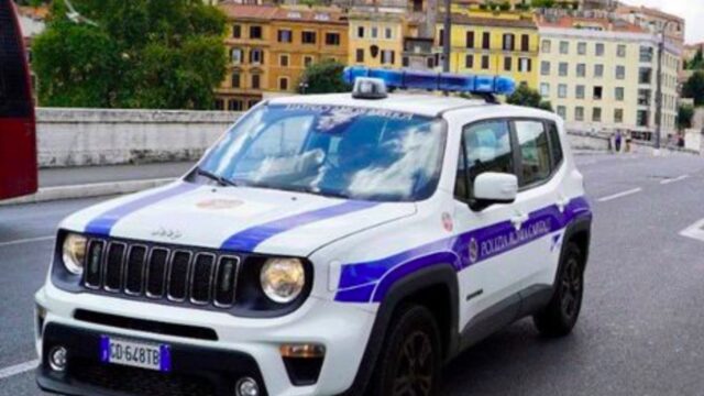 Roma, incidente tra scooter e furgone su via Due Ponti: morto 22enne