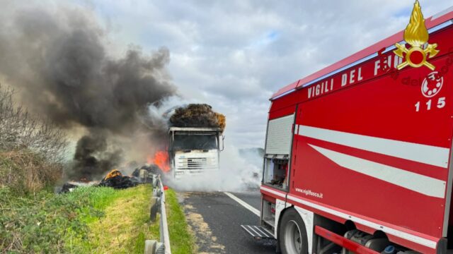Incendio sulla A12, in fiamme tir con balle di fieno: traffico bloccato e code verso Roma