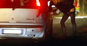 Infastidiscono prostitute sulla Togliatti, scatta la spedizione punitiva: ragazzi inseguiti e auto presa a bastonate