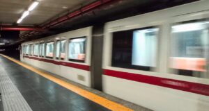 Blitz femminista a Roma nelle stazioni della metro B, scritte rosa su treni e fermate