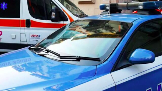 Roma, fugge dalla polizia su scooter rubato e si schianta contro un'auto: morto 49enne, ferito il figlio