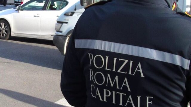 Roma, investito da furgone nel parcheggio di una ditta: morto 56enne