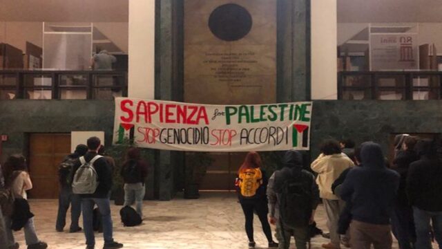 Roma, occupato rettorato della Sapienza: tensione tra studenti e forze dell'ordine