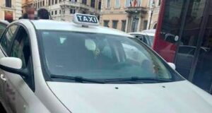 Tassisti abusivi nel centro storico di Roma: sul finto taxi anche il tassametro