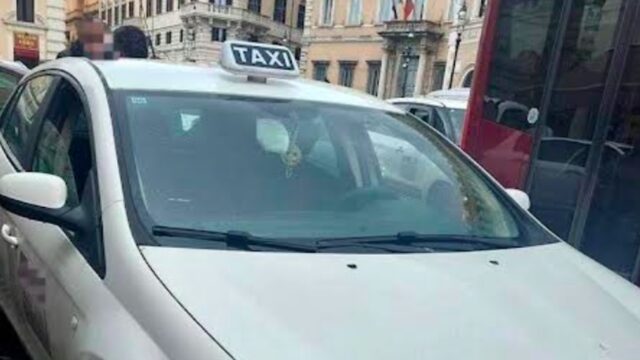 Tassisti abusivi nel centro storico di Roma: sul finto taxi anche il tassametro